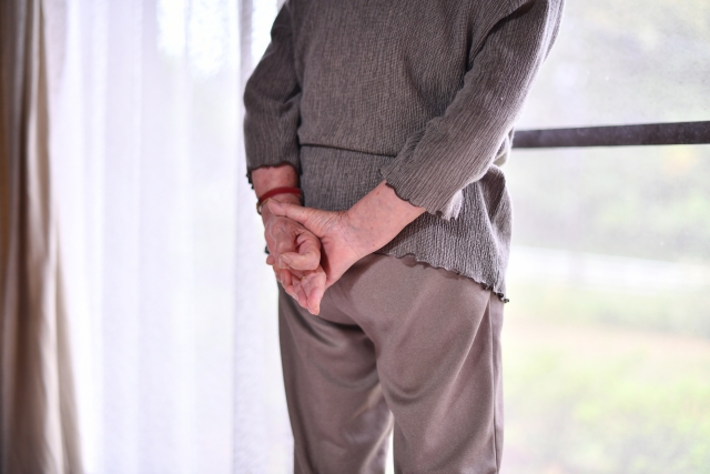 高齢者が寝たきりで筋力が低下する原因